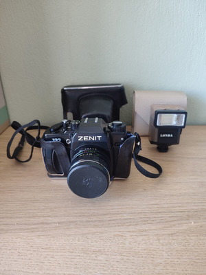 Zenit 122 camera used with external Londa flash and case