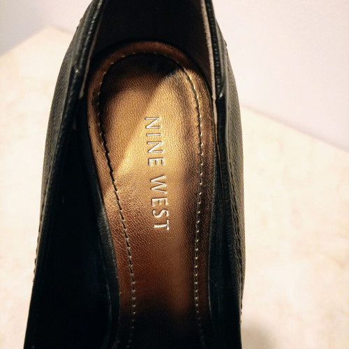 Nine West leather black pumps with gold details used