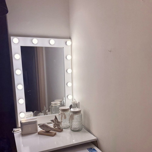 Makeup mirror like new with special lights