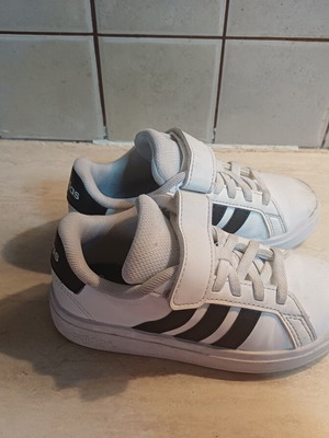 Adidas children's white athletic shoes size 28 like new