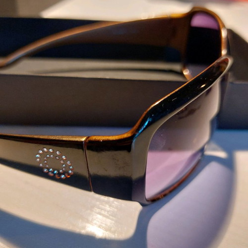 Sunglasses used with plastic frame and purple UV protection lens
