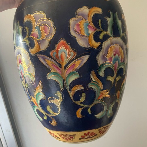 Satsuma vase large, like new, porcelain with colorful designs