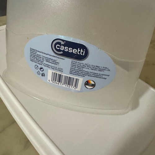 Cake storage container used with removable lid Cassetti