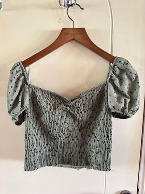 Stradivarius top size large green like new