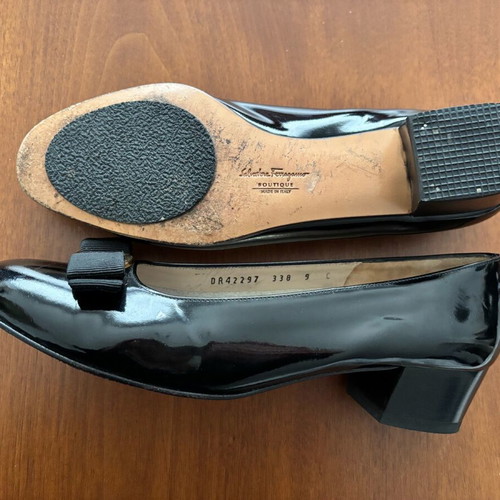 Salvatore Ferragamo Vara Pumps Black Patent Leather like new, size 39