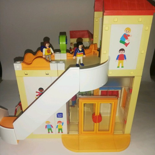 Playmobil 5567 large daycare like new with accessories and figures
