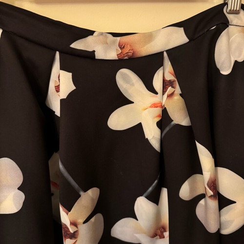Mo Secrets floral skirt black, like new, size 42