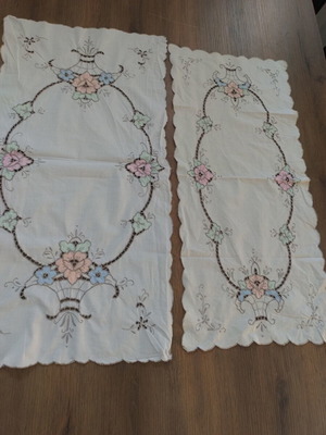 Set of 2 table runners like new, 78x40 and 33x72 cm