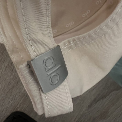 Alo Yoga Off Duty Cap like new, beige