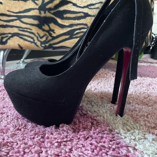 High-heeled pumps like new, size 39, black and pink velvet