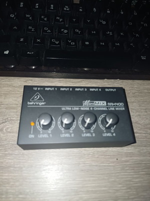 Behringer MX400 mixer