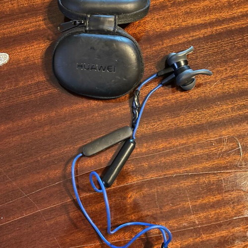 Huawei wireless Bluetooth earbuds used with case