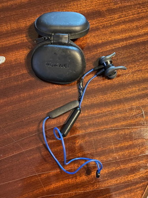 Huawei wireless Bluetooth earbuds used with case