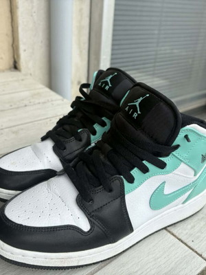 Air Jordan 1 Mid спортни обувки като нови, номер 40, бяло и тюркоаз