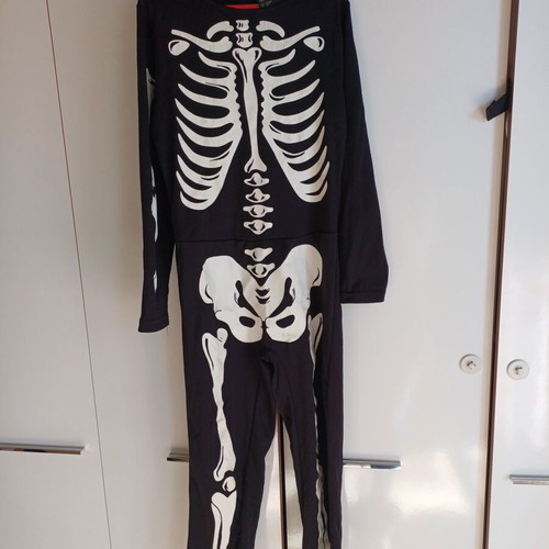 Skeleton carnival costume like new for 6-8 years with mask and glowing gloves