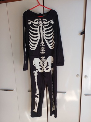 Skeleton carnival costume like new for 6-8 years with mask and glowing gloves