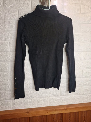Turtleneck sweater like new with button details
