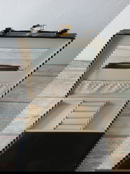 Δερματινη κοσμηματοθηκη  με χερουλακια πολλων θεσεων