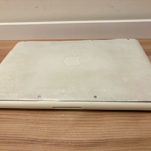 Apple Macbook 13 inch late 2009 with box and manuals