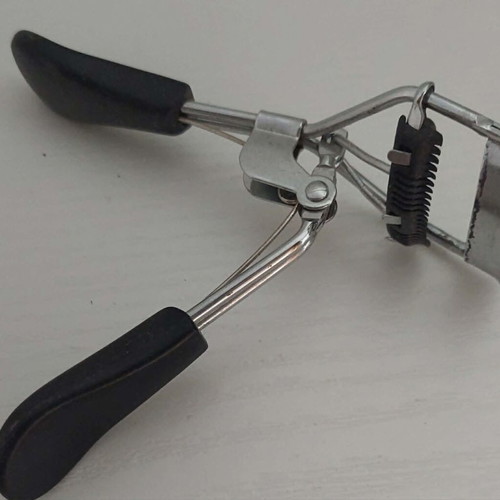 Eyelash curler