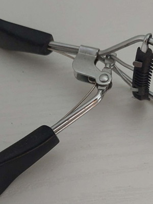 Eyelash curler