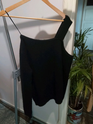 Endless Rose sweater size M like new, black, very warm