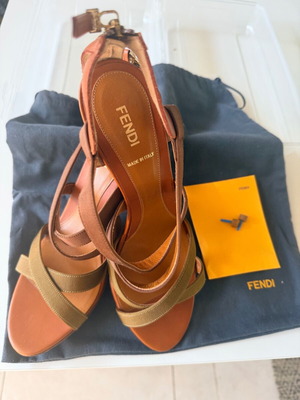 Fendi πέδιλα νούμερο 40 καινούργια, καφέ και πράσινα πλατφόρμες