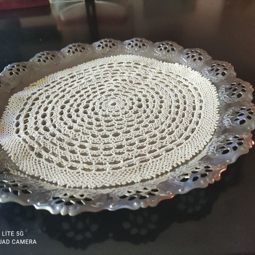 Serving tray with handmade doily like new, diameter 26cm