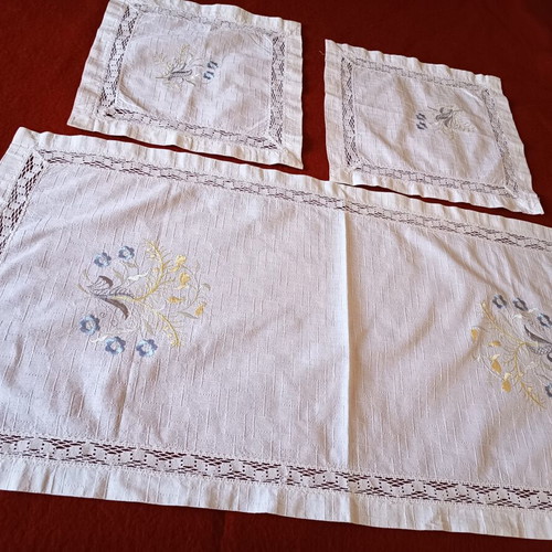 Linen set of three pieces like new with embroidery and lace
