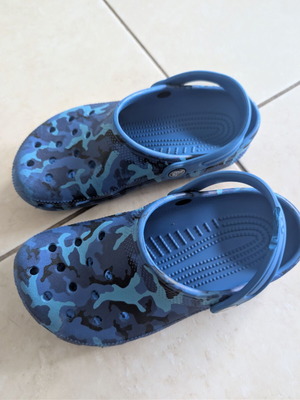 Crocs Shark παντόφλες σε μπλε παραλλαγή, J3 (EU 34-35)