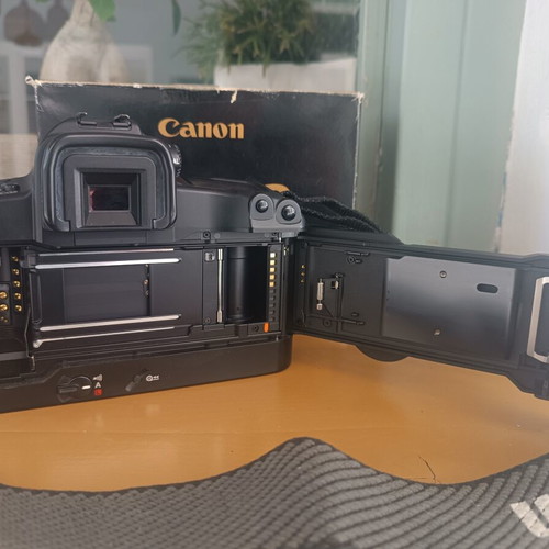 Canon EOS 3 35mm SLR camera like new