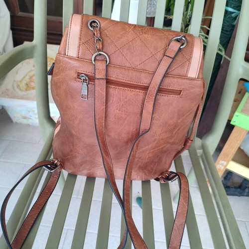 Quilted women's backpack in tan with chain detail