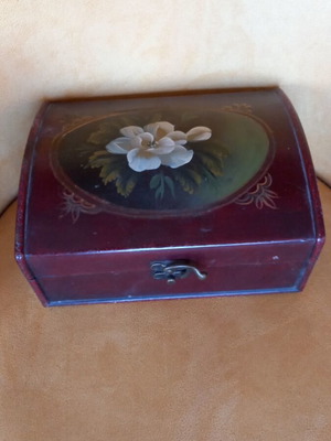 Κοσμηματοθήκη ξύλινη ζωγραφισμένη στο χέρι σε καφέ χρώμα σαν καινούργιο