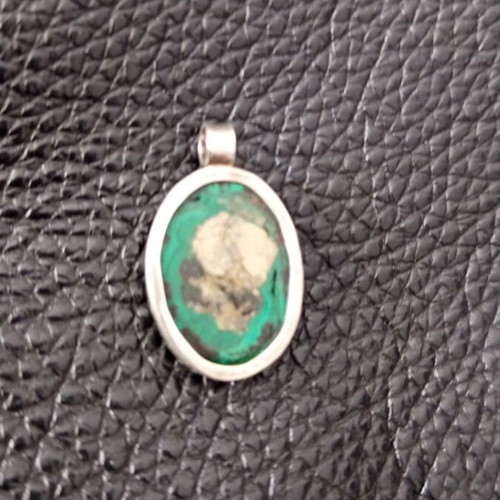 Silver necklace with natural malachite crystal new