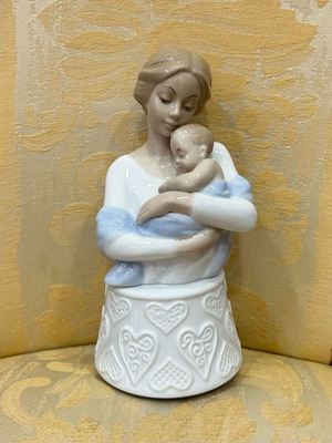 Πορσελάνινη φιγούρα μητέρα με μωρό καρουζέλ καινούργια