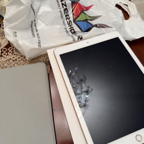 iPad 6th Generation 128GB Gold like new