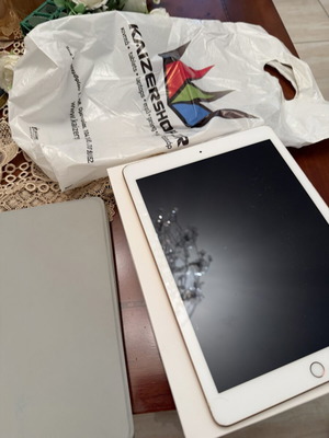 iPad 6th Generation 128GB Gold like new