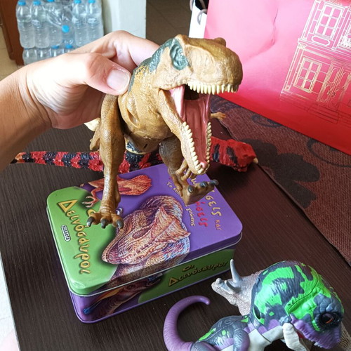 Educational Dinosaur Trivia Set with Metal Box and 5 Figures like new