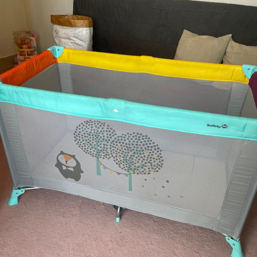 Safety 1st playpen like new, travel baby bed
