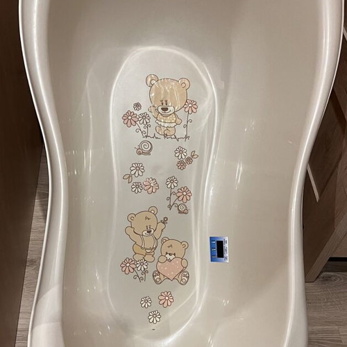 Baby bathtub with bear design and built-in thermometer
