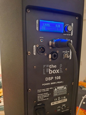 DSP 108 powered speaker 800W like new
