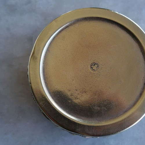 Art Deco powder box used (1900-1930) with repousse technique