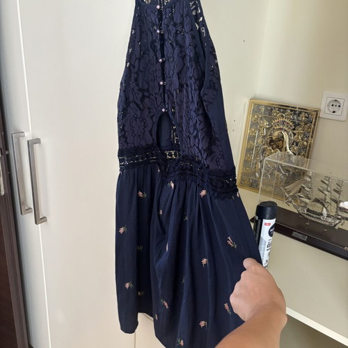 Attrattivo blue dress with lace and embroidered flowers