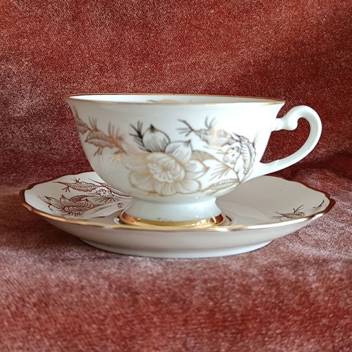 Hutschenreuther tea set for 6 people, German porcelain, like new, ivoire with gold motifs