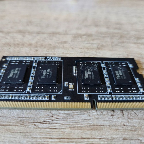 Team Group TED3L2GM1333C9-SBK 2GB SoDIMM memory like new