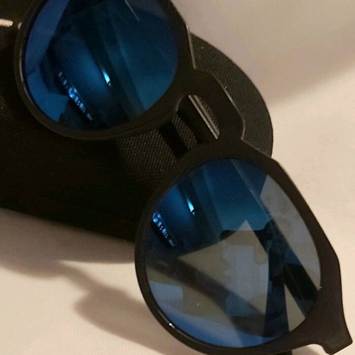 Hawkers unisex sunglasses with blue polarize lens and black acetate frame mod.Harwick Raw new