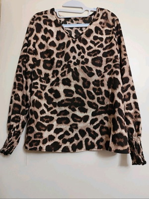 Leopard blouse with long sleeves and V-neck like new
