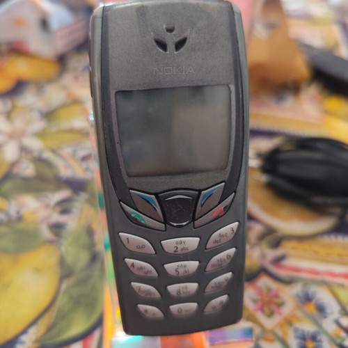 Nokia 6510 vintage mobile phone used with charger and new battery