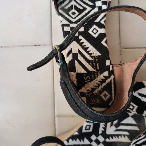 TOMS Black and White Platform Espadrille Sandals used, Size W9 (40)