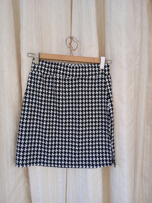 Skirt black and white like new, elastic fabric, size S